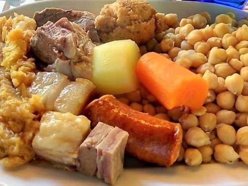 Cocido madrileño, garbanzos, verdura y compango