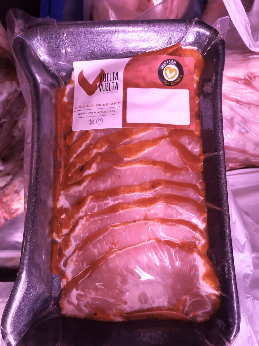Filetes de cinta de lomo ibérica adobada en bandeja y envasados al vacío, listo para enviar