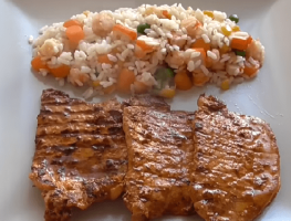 Filetes de cinta de lomo ibérica adobada a la plancha y arroz blanco con verduras