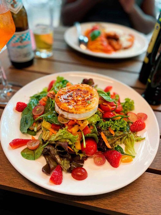 Plato de ensalada con rulo de cabra