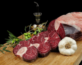 Osobuco Vuelta y Vuelta cortado y sobre tabla de madera