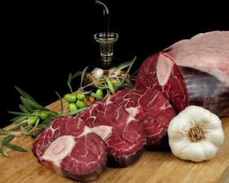 Osobuco de ternera Vuelta y Vuelta cortado y sobre tabla de madera