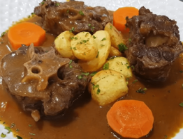 Estofado de rabo de toro con patatas y zanahorias