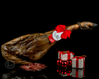 jamón entero ibérico cebo campo. Un regalo estupendo para estas navidades. También hay un plato con jamón cortado y adornos navideños
