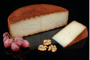 Queso Majorero de cabra Vuelta y Vuelta. Aparecen nueves y uvas negras