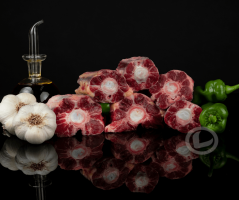 Cortes de rabo de toro Vuelta y Vuelta, con pimientos, ajos y una aceitera con AOVE