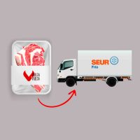 Envío de ternera Vuelta y Vuelta. Un camión de Seur y una bandeja con ternera envasada al vacío