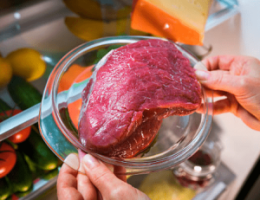 carne de ternera en un plato que alguien lo está metiendo en el frigorífico