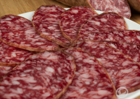 salchichón ibérico en lonchas sobre un plato