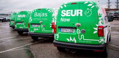 Furgonetas de Seur frío que llevan el cartel de "bajas emisiones". Envíos sostenibles de Vuelta y Vuelta