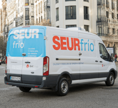 Furgoneta de Seur Frío en una calle de una ciudad