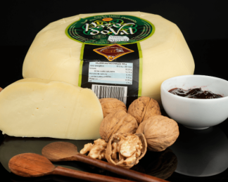 Queso Arzúa Pazo do Val cortado, nueces y mermelada