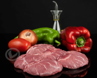 Carrillada de cerdo, cuatro unidades y verduras varias acompañando