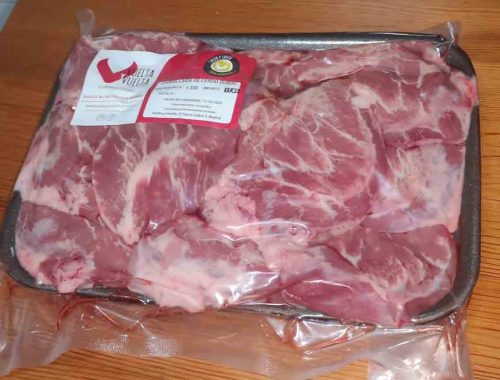carrillada de cerdo en bandeja y envasada al vacío