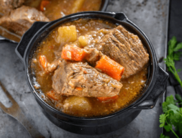 guiso de carne de ternera o estofado con verduras