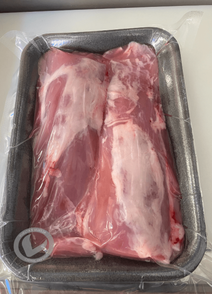 Solomillo de cerdo envasado al vacío en una bandeja. Cerdo duroc
