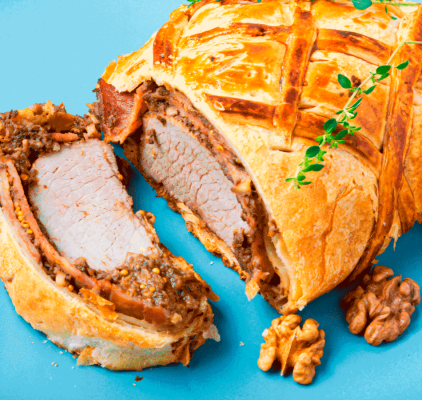 Solomillo de cerdo Wellington, es decir, solomillo de cerdo envuelto en hojaldre y hecho al horno