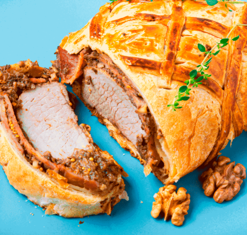 Solomillo de cerdo Wellington, es decir, solomillo de cerdo envuelto en hojaldre y hecho al horno