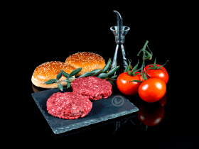 Dos hamburguesas Vuelta y Vuelta con dos panes, tomates y rama de olivo