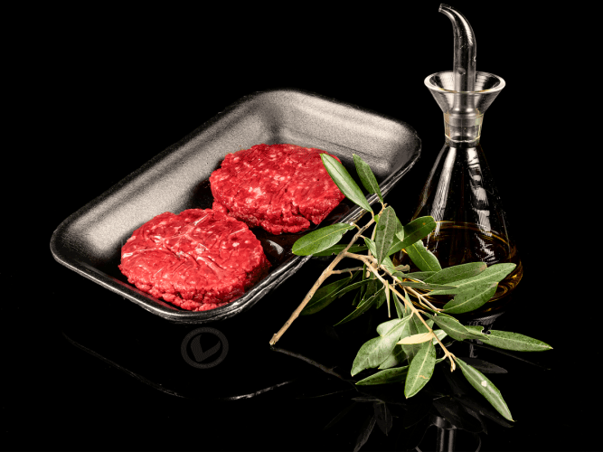 Dos hamburguesas de carne picada de ternera en bandeja, preparadas para envasar al vacío