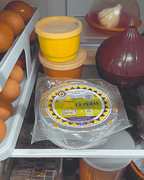 Queso La Peral entero y al vacío en nevera