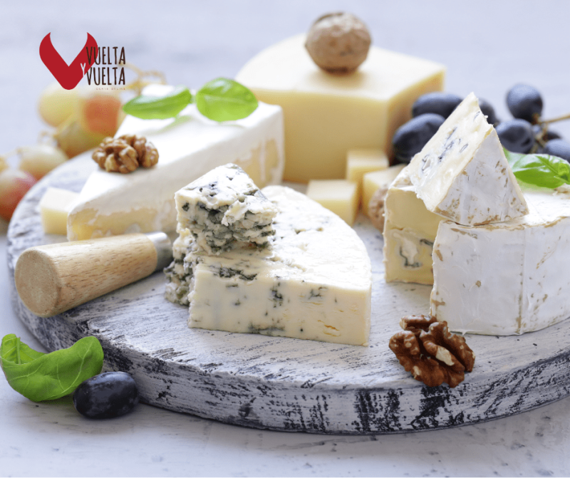 Tabla de quesos azules variados sobre tabla Vuelta y Vuelta