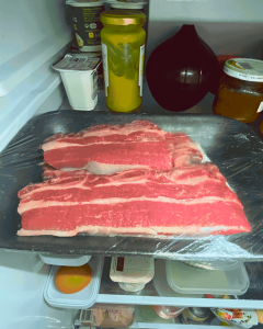 Churrasco en la nevera Vuelta y Vuelta, en una bandeja y envuelto en papel plástico