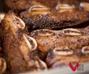 Tiras de churrasco en barbacoa Vuelta y Vuelta