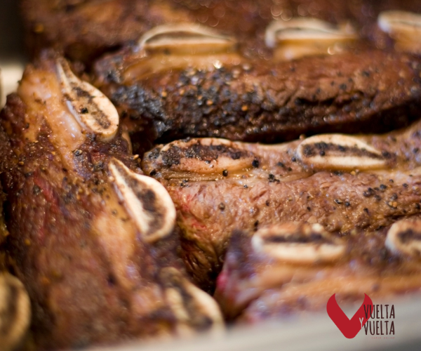 tiras de churrasco en barbacoa Vuelta y Vuelta